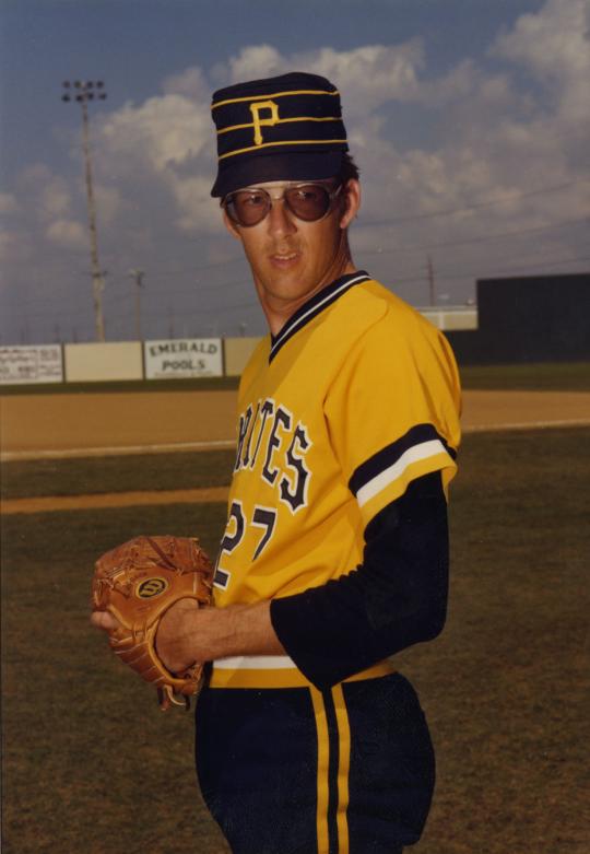 Kent Tekulve pitching in the late 70s - Baseball In Pics