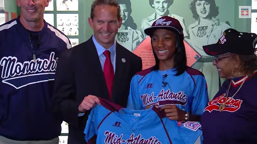 Little League World Series Pitching Sensation Mo'ne Davis Donates Her Jersey to The Hall of Fame. 